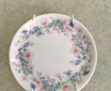 Vintage WEDGWOOD Bone China MADE IN ENGLAND ANGELA Small Trinket Dish. or as hining plate