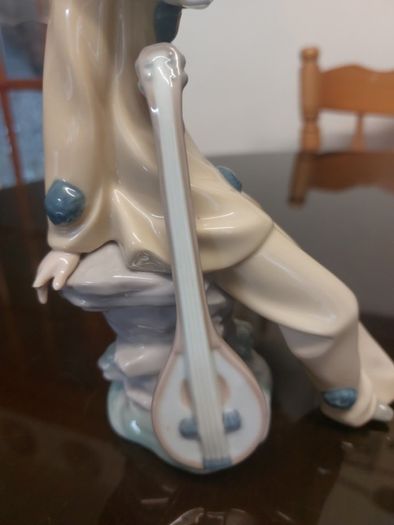 Nao by Lladro Figurine ' Wandering minstrel ' clown with Mandolin (MD50)