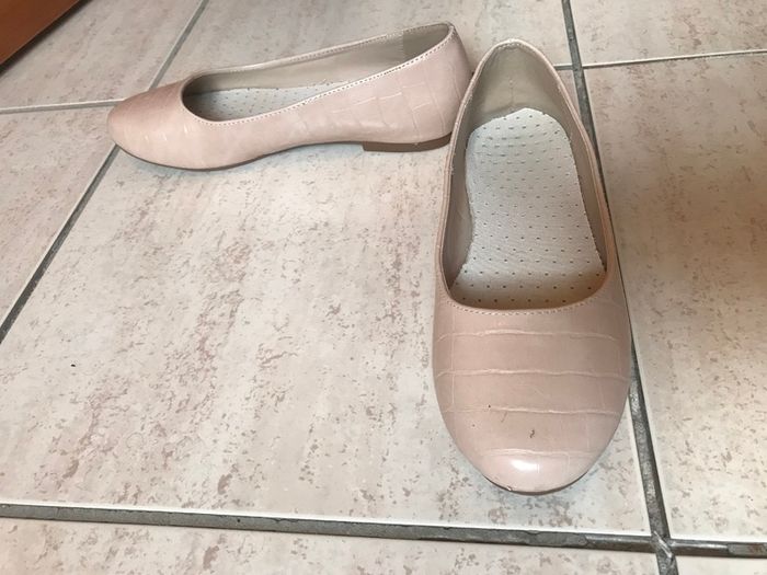 (Lot of 25) Ladies' Shoes Size 3/36