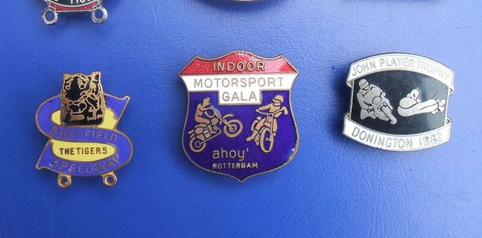 MOTORCYCLE SPEEDWAY (racing sports) - a selection of vintage Speedway Supporters' badges & two others (1960's to 1980's)