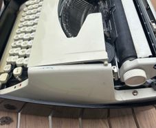 Brother De luxe manual typewriter