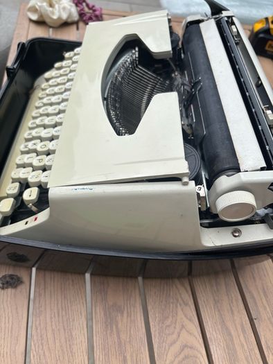 Brother De luxe manual typewriter