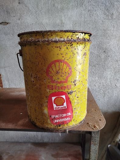 Castrol and Shell Oil cans