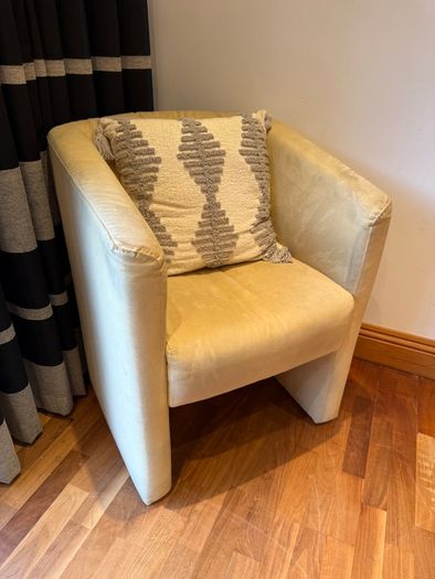 Cream Designer Accent Chair / Bedroom Chair