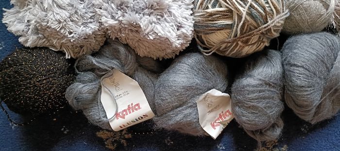 Knitting Yarn  ( Greys  / Blacks )