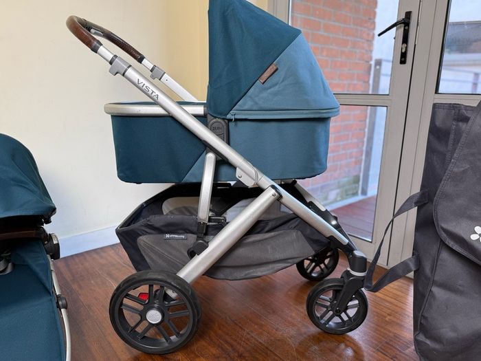 Uppababy Vista Finn V2 maxi cosy car seat with isofix rotating
