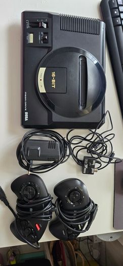 Sega Megadrive 1 + 2 Controllers + 18 Games