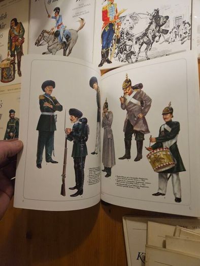 Osprey Men-at-arms Series, Published In 1974 X 15 Fabolous Military Books Plus 2 X Military  Modeling Annuals 1 &3. Plus 3 Other Military Books. All In Good Condition.  See Photos For Same.