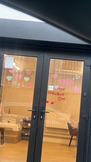 Rent a Room or Nail Desk