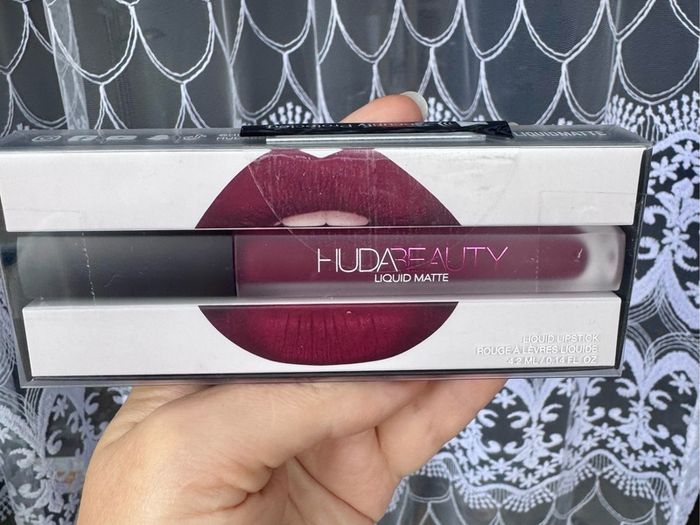 Huda Beauty Liquid Matte Lipstick - FAMOUS - New & Sealed