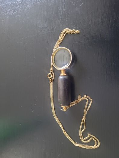 Stunning vintage mini magnifying glass necklace  - gold