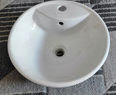 Bathroom round sink