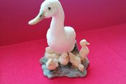 Duck with Ducklings Figurine (Leonardo Collection)