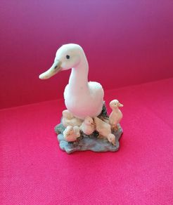 Duck with Ducklings Figurine (Leonardo Collection)