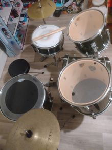 Pearl drum kit.