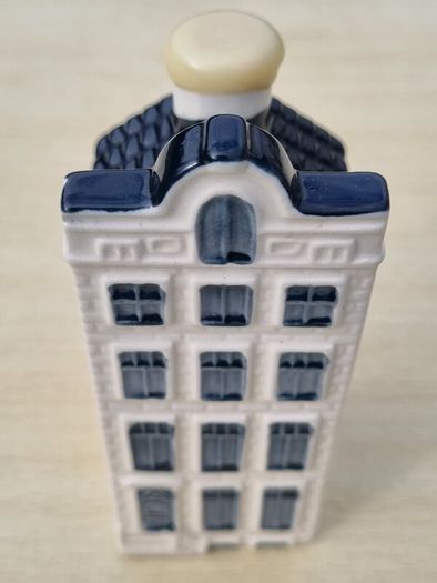 Ceramic miniature collector's house number 67 from the Delft Blue series