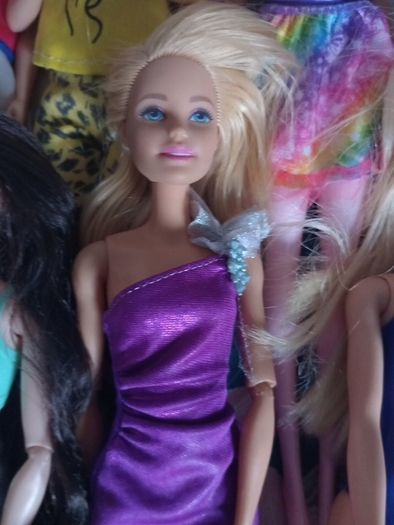 large bundle barbie /ken dolls