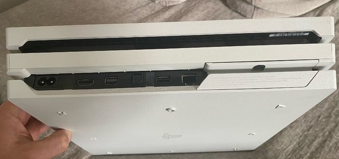 PS4 Pro 1TB + 4 Games + 2 Controllers