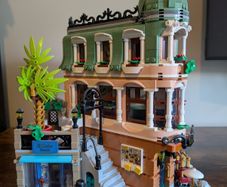 LEGO Icons: Boutique Hotel 10297