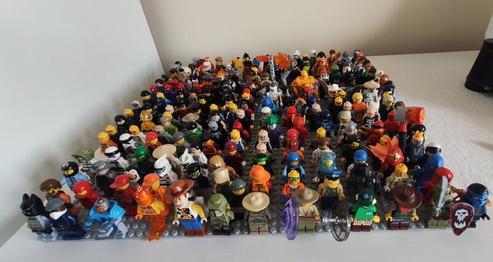 LEGO Collection (2011-2018) Mixed Figures & Bricks, Blue Ninjago NRG Zane figure with his spinner.