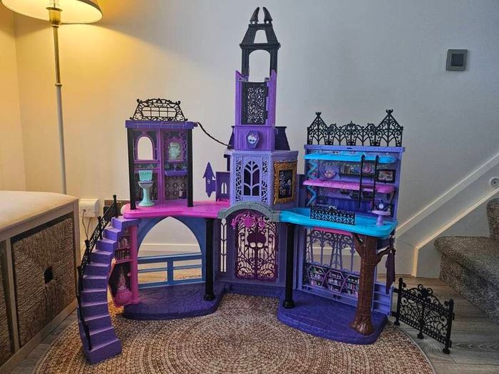 Monster High Haunted High School Playset + Accessories