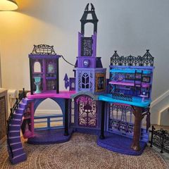 Monster High Haunted High School Playset + Accessories