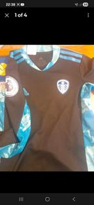 leeds United Age 7/8 goalkeeper shirt and shorts