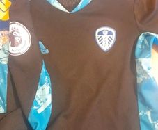 leeds United Age 7/8 goalkeeper shirt and shorts