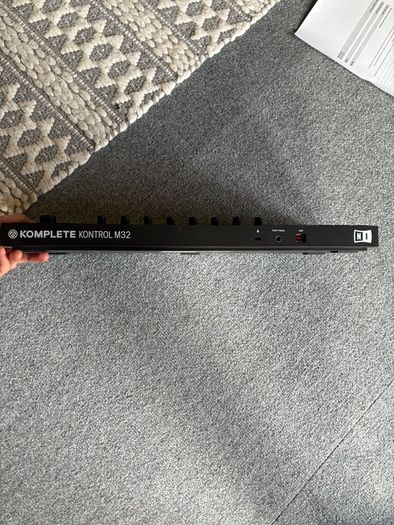 Komplete Kontrol m32 midi keyboard