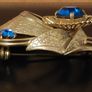 Stunning vintage gold tone metal & blue glass brooch Image 3