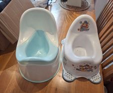 Two pottys