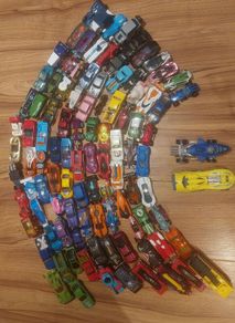 Hot wheels garage with circa 100 hot wheels cars