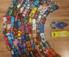 Hot wheels garage with circa 100 hot wheels cars