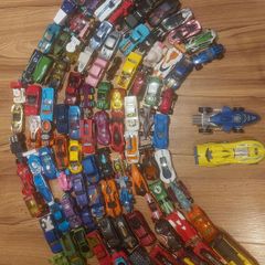 Hot wheels garage with circa 100 hot wheels cars