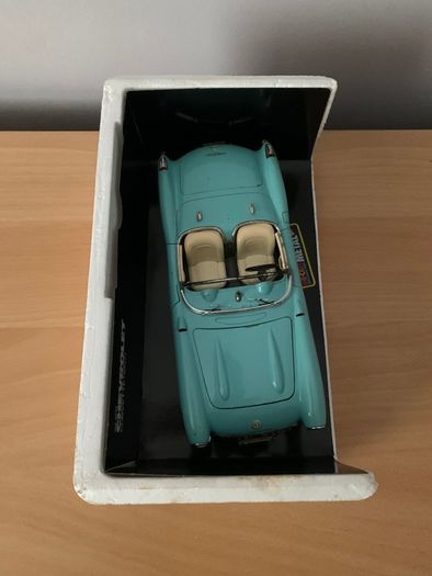 1/18 Burago Model Car Chevrolet Corvette 1957