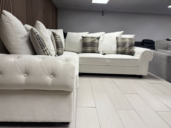 Massive Sale On Brand New Sofas. Multiple Stylist Options Available. Recliner,non Recliner, Leather And Fabric Couches