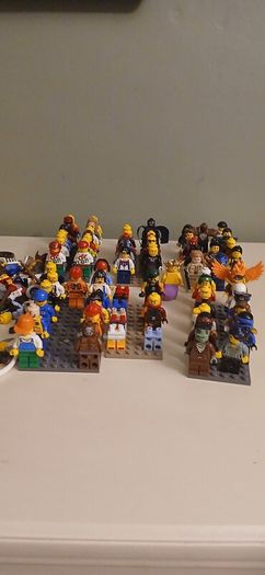 Lego minifigures and accessories
