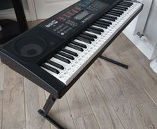 keyboard: never used, with charger and earphones stand