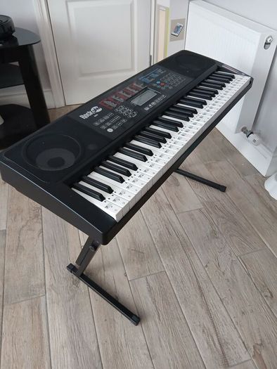 keyboard: never used, with charger and earphones stand