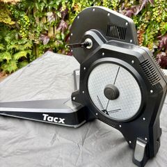 Tacx Flux S Smart Trainer - cassette included