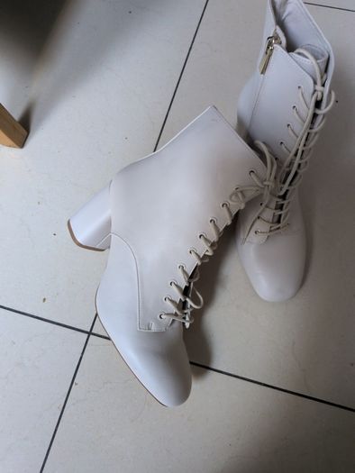Stradivarius Cream Ankle Boots.  S.39-6.  B.N.W.T.