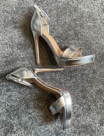 KORKYS Stunning Platform Silver Heels Size 5!