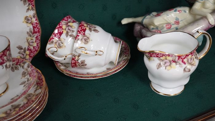 Vintage Arklow Bone China 21-Piece Tea Set