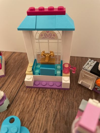 LEGO Friends Stephanie Friendship Cakes