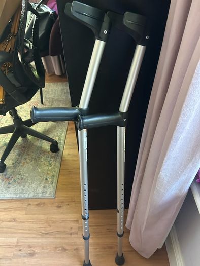 Medical boot best and walking sticks