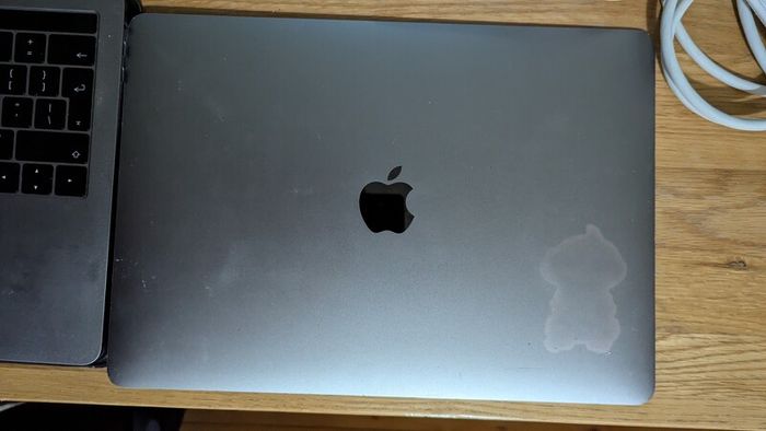 Macbook Pro A1706 broken screen