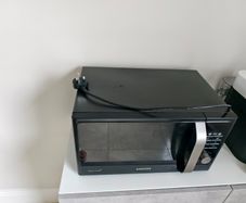 Samsung 800W Microwave Excellent Condition Cleaned and Fully working