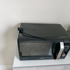 Samsung 800W Microwave Excellent Condition Cleaned and Fully working