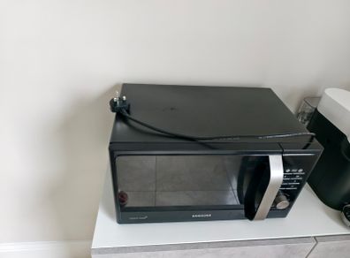 Samsung 800W Microwave Excellent Condition Cleaned and Fully working