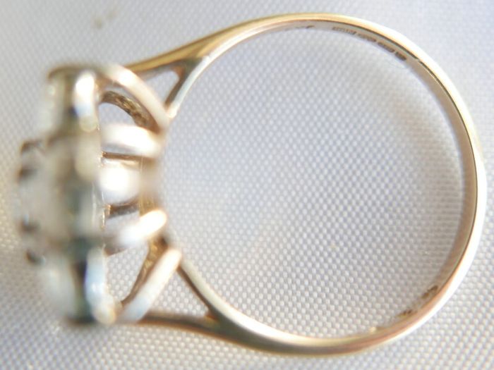 Vintage 9Ct Solid Gold 375 Beautiful Cubic Zirconia Ring 3,99g